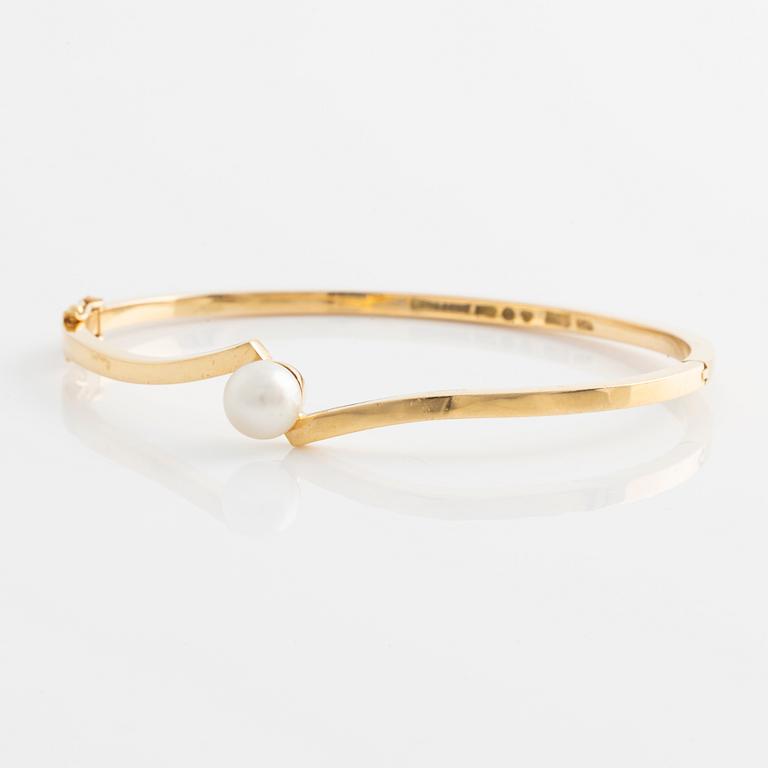 Bracelet 18K gold with a cultured pearl, Stigbert.