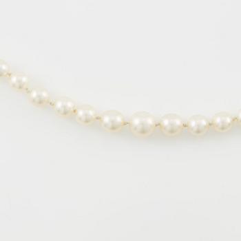 Necklace of cultured pearls with an old-cut diamond clasp in 18K gold.