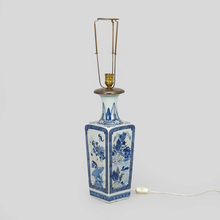 Pöytävalaisin, posliinia, Kiina, myöhäinen Qing-dynastia, 1800/1900-luku.