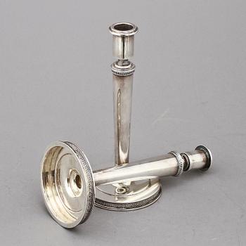 LJUSSTAKAR, ett par, silver, W A Bolin, Stockholm, 1949 och 1951. Tot. v. 616 g.