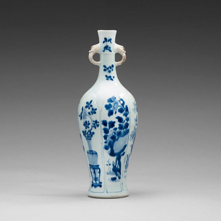 VAS, porslin. Qingdynastin, Kangxi (1662-1722).