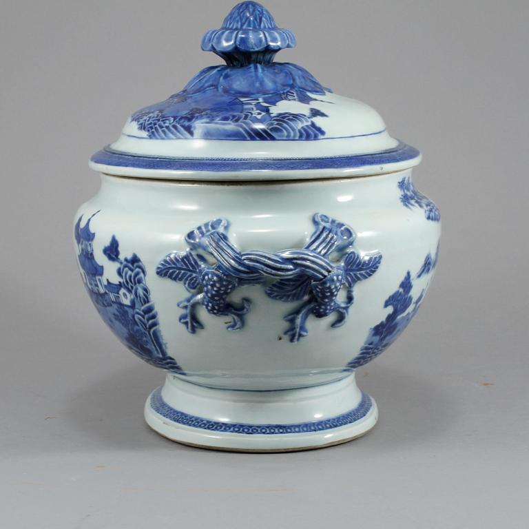 TERRIN, porslin, Kina, omkring år 1800.