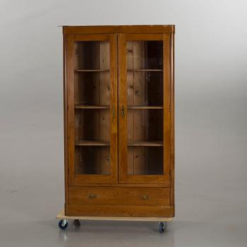 A OAK DISPLAY CABINET, EARLY 20TH CENTURY.