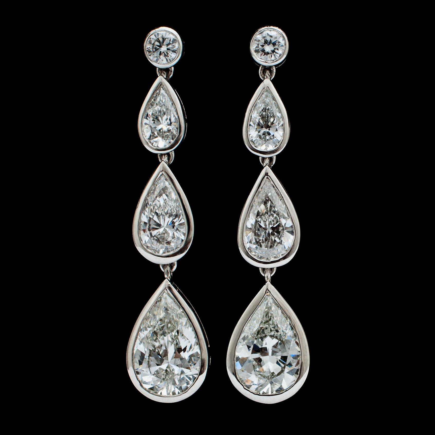 ÖRHÄNGEN, droppslipade diamanter, tot. ca 4.70 ct.
