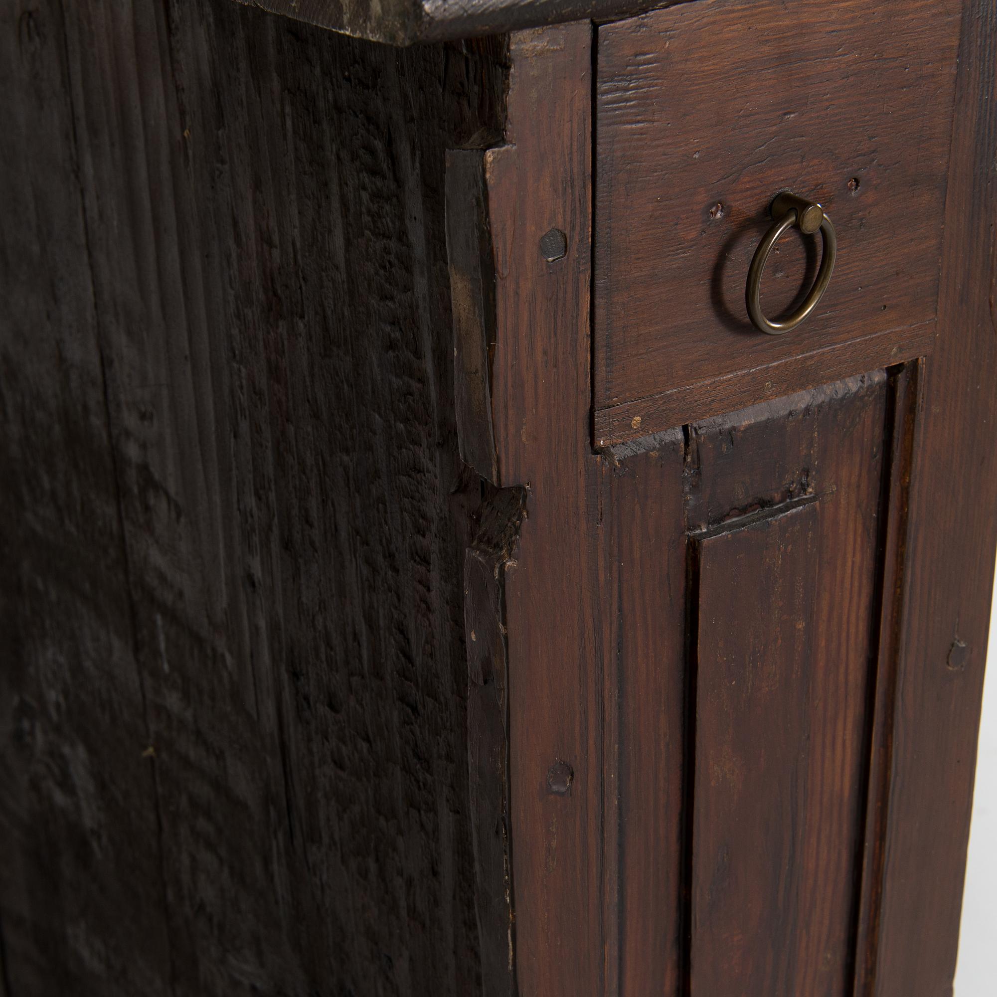 A 18th/19th century two parts corner cabinet.