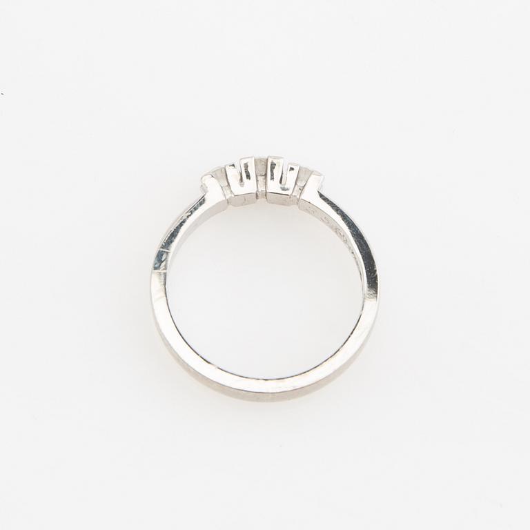 Ring, 18K vitguld med tre runda briljantslipade diamanter.