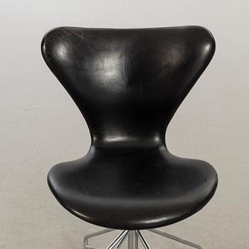 ARNE JACOBSEN, a series 7 'Sjuan' swivel chair, Fritz Hansen, Denmark.