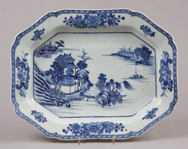 TERRINFAT, porslin. Kina Qianlong (1736-95).