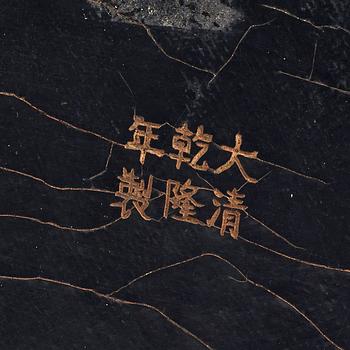 VAS, lack. Sen Qing Dynasti (1644-1912) med Qianlongs märke.