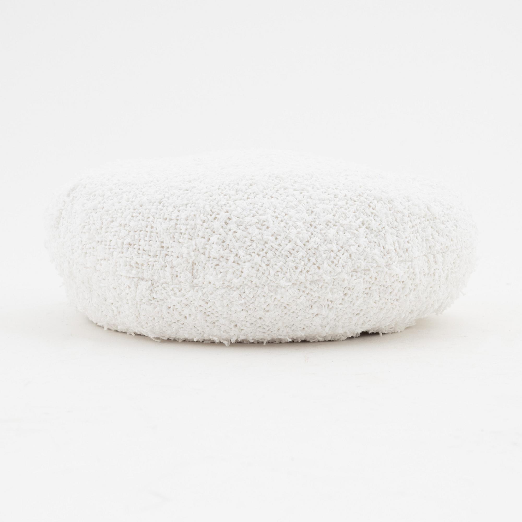 Chanel, a white cotton bouclé beret, size S.