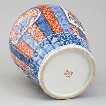 A JAPANESE JAR AND COVER, Imari, first half of the 20th century.