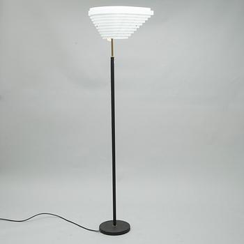 GOLVLAMPA, "Änglavinge" modell A805, design Alvar Aalto, Artek. Formgiven 1954.