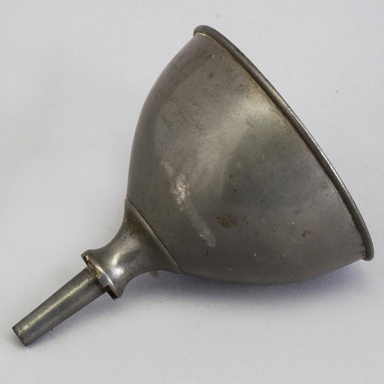 A 19TH CENTURY PEWTER WINE FUNNEL.