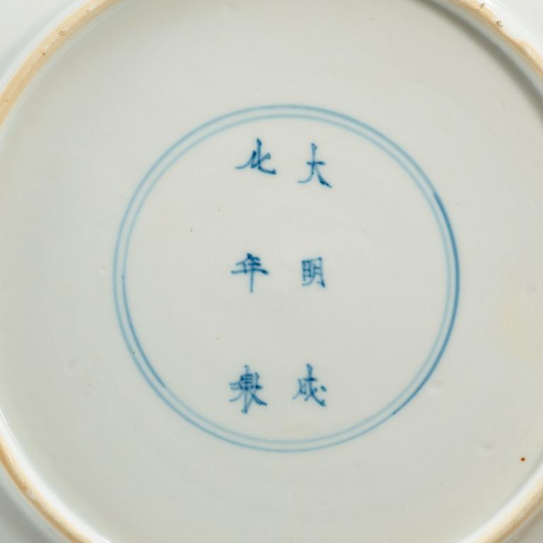 A set of four odd blue and white dinner plates, Qing dynasty, Kangxi (1662-1722), with different six character marks.