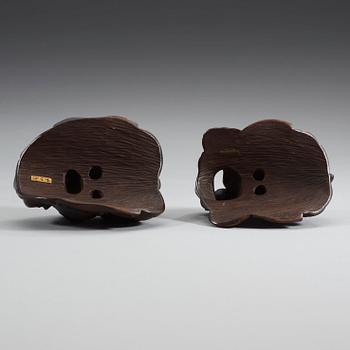 NETSUKES, två stycken, trä. Japan, Meiji (1868-1912). Signerade.
