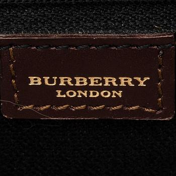 LAUKKU, Burberry.