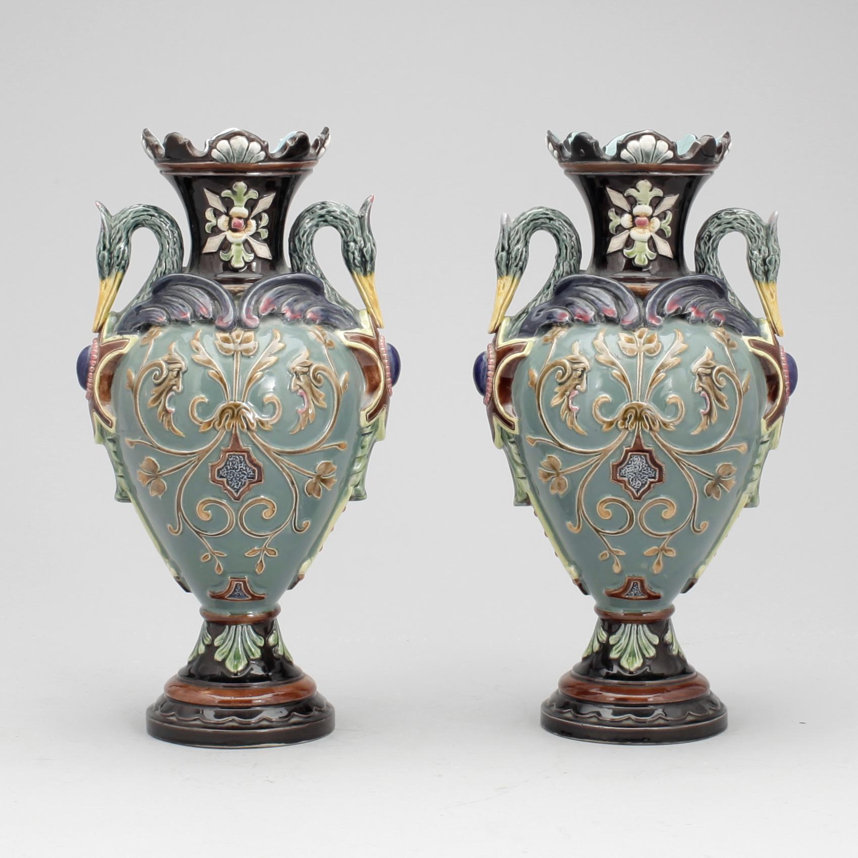 URNOR, ett par, majolika, omkring 1900.