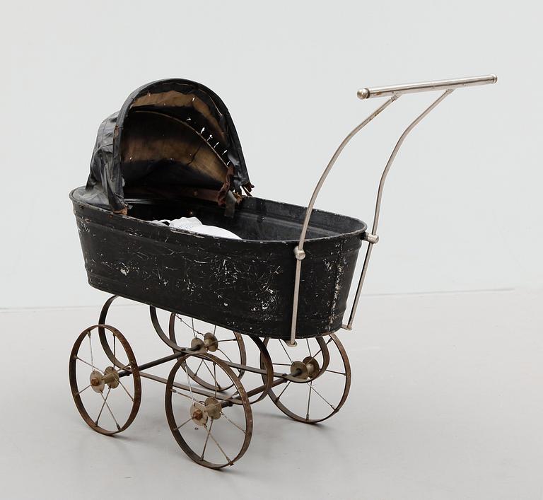 DOCKVAGN, svärtad plåt och metall, sekelskiftet 1900.
