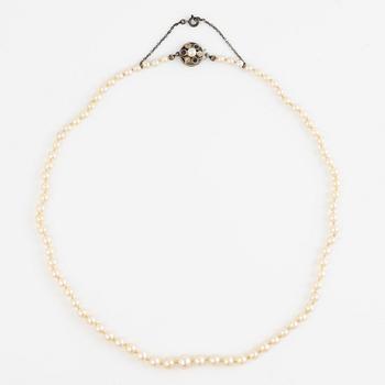 Pärlcollier, med doserade odlade pärlor, lås 18K vitguld.