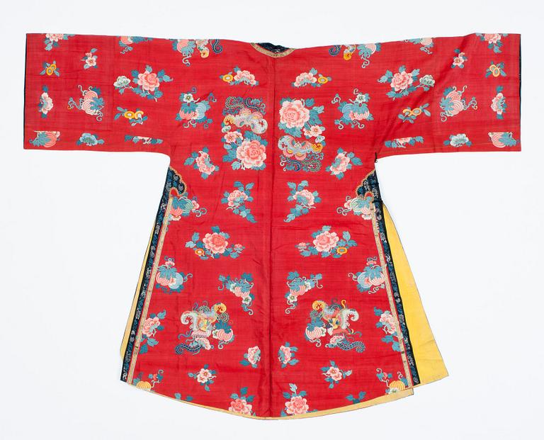 ROBE, kesi-woven silk. China 19th century. Height 142 cm.