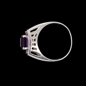RING, 18k vitguld med briljantslipade diamanter tot ca0,23ct enl grav och ametist. 1985. Vikt 6,7g.