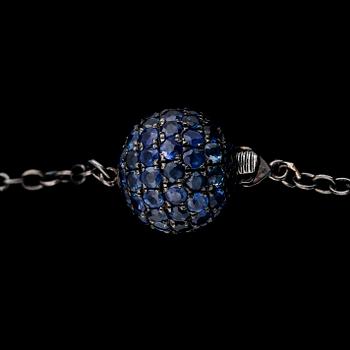 COLLIER, 14K rhodierat guld/svärtat silver, blå safirer samt grönblå kalcedoner.