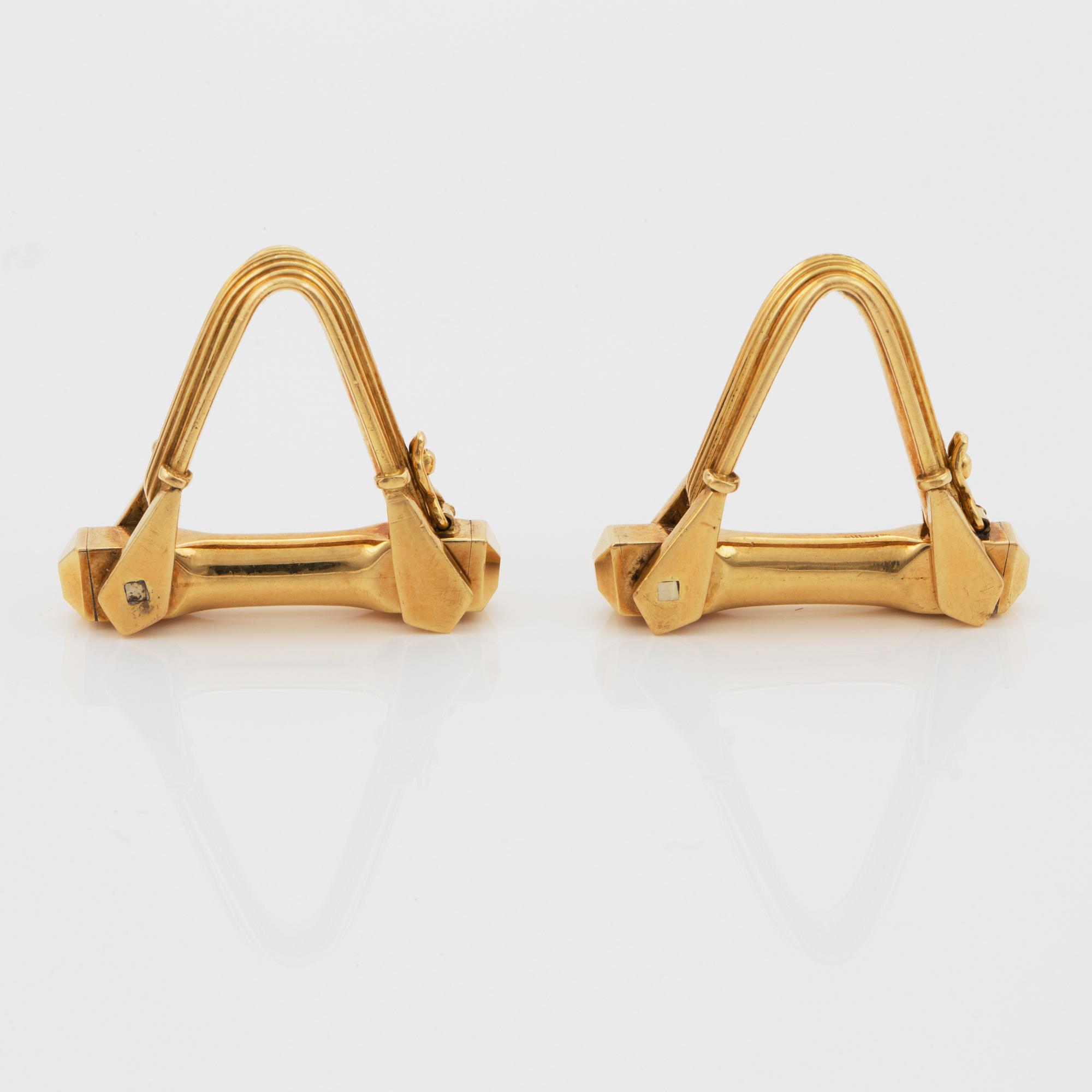 A pair of 18K gold cufflinks.