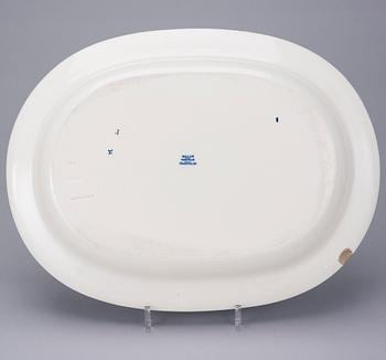 TALLRIKAR, 12 st, "Spets" och SERVERINGSFAT, "Willow" fajans, Arabia 1878-1893 och 1932-1949 samt Wedgwood 1900-tal.