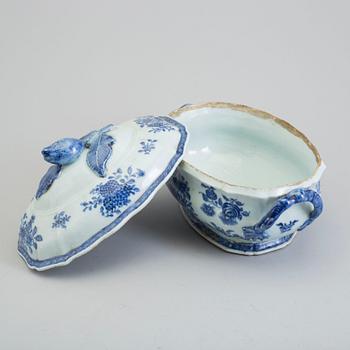 A blue and white export porcelain tureen with cover, Qing dynasty, Qianlong (1736-95).