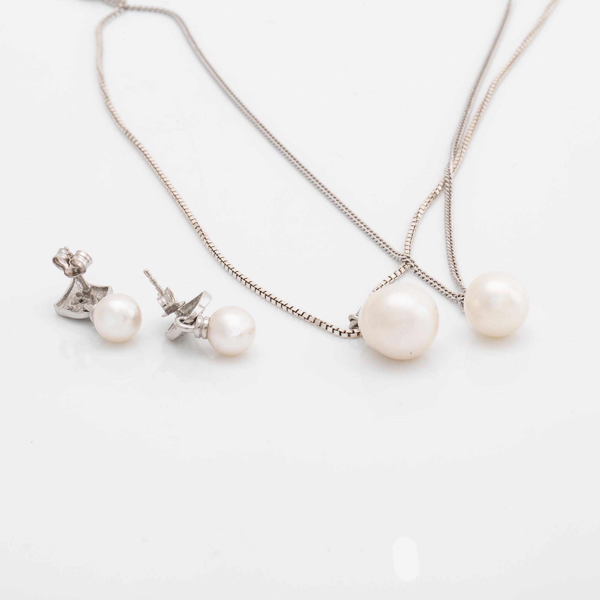 2 silver pendants with cultured pearls approx 10,5, 12 mm and earrings 18K whitegold 2 cultured pearls approx 8 mm.