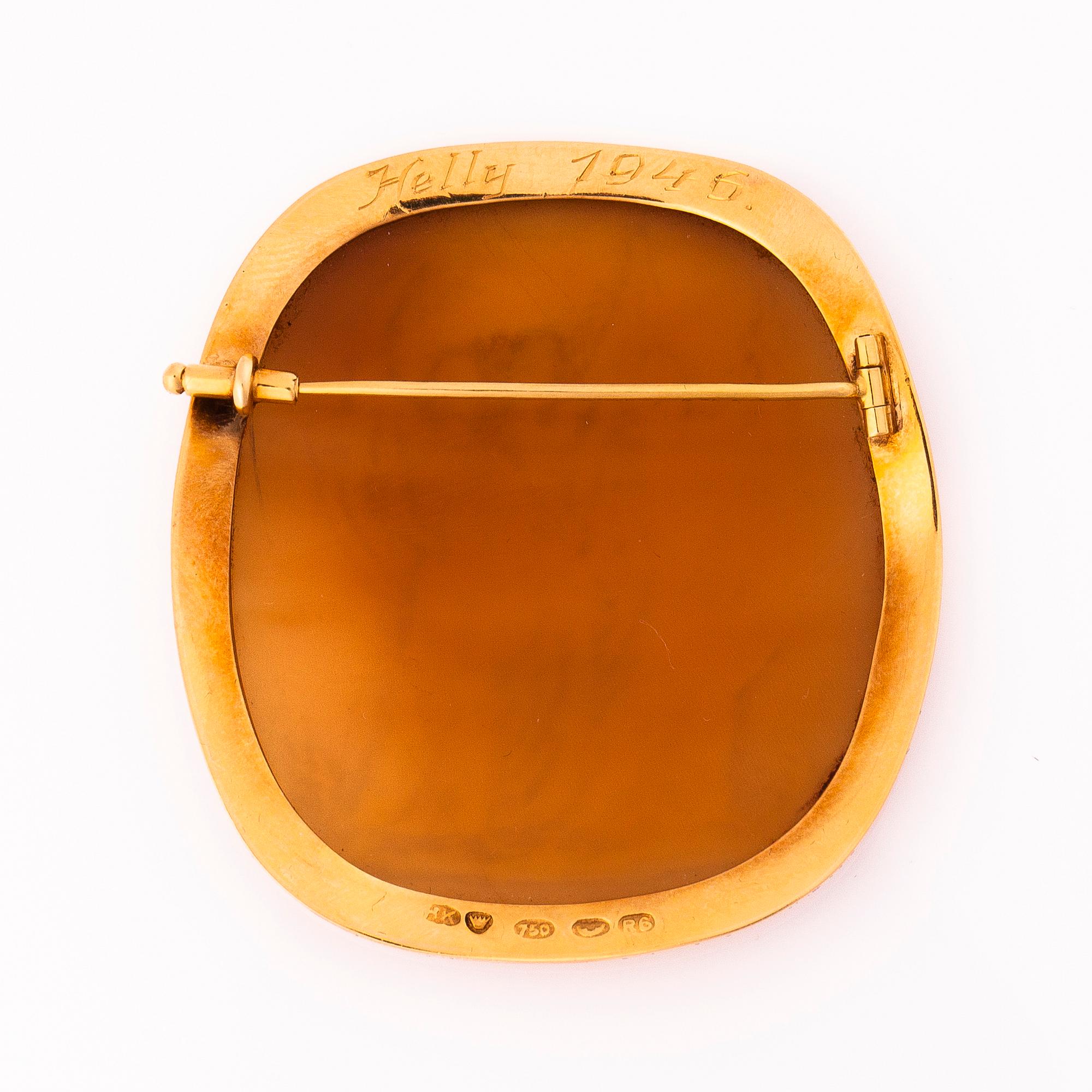 EVA GYLDÉN, An 18K gold and cameo brooch. Set by Heikki Kaksonen, Helsinki, Finland 1946.