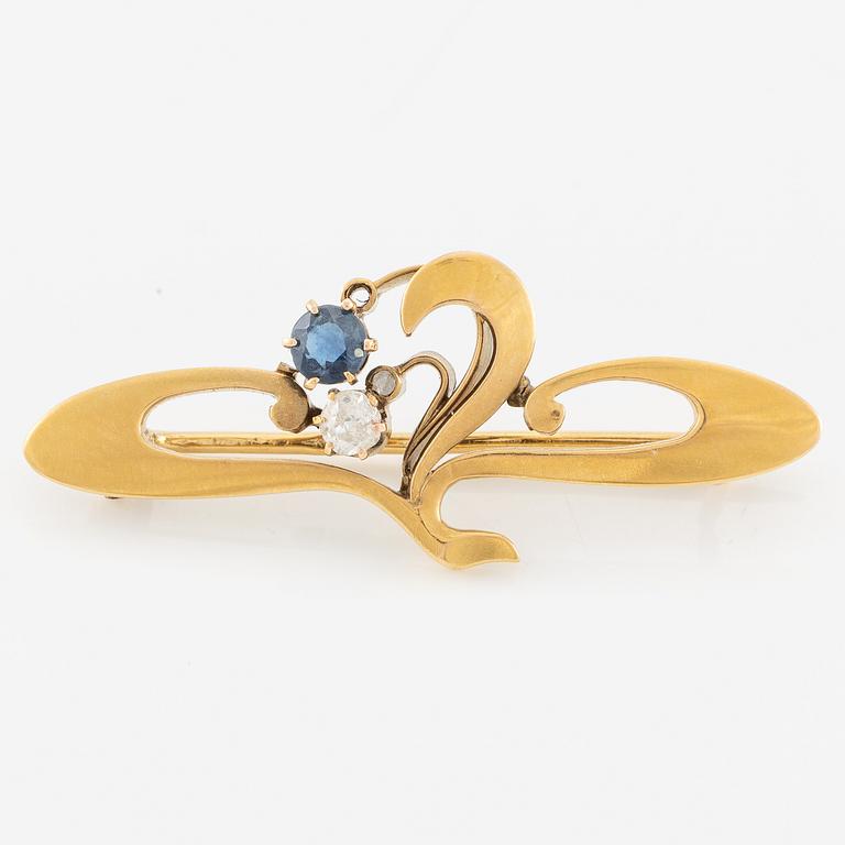 Brooch, 14K gold, Art Nouveau, set with a sapphire and old-cut diamonds.