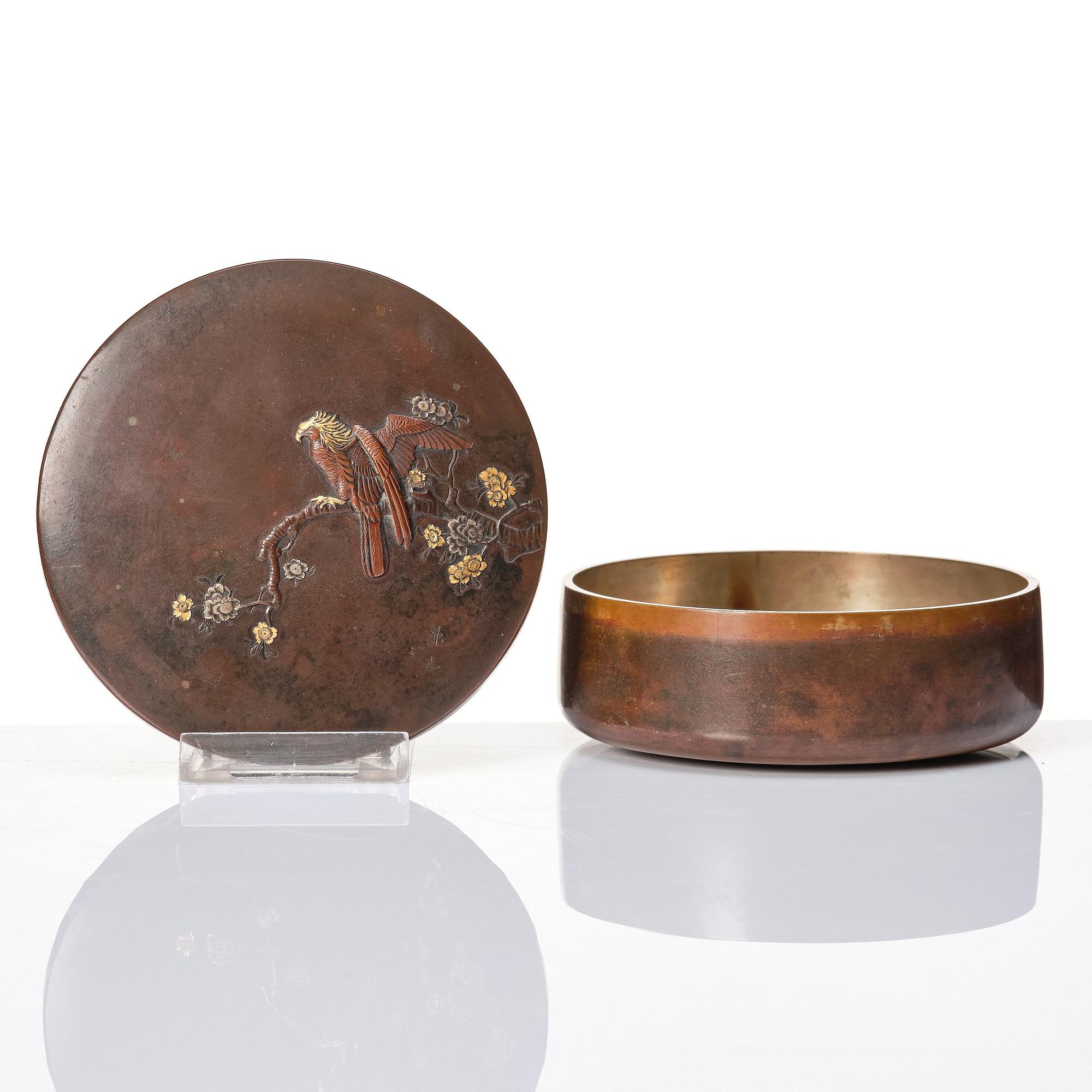 Ask med lock, brons. Japan, Meiji (1868-1912). Signerad.