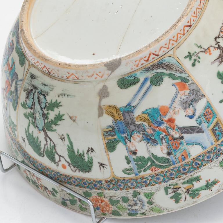 A large Chinese bowl, 19th century.