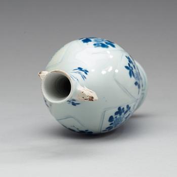 VAS, porslin. Qingdynastin, Kangxi (1662-1722).
