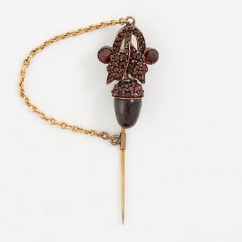 A gold brooch pin set with garnets in the form of acorns, circa 1900.