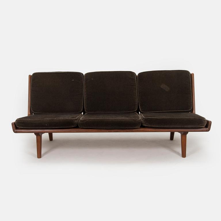 Carl Gustaf Hiort af Ornäs, sohva, "Studio", Puunveisto Oy - Träsnideri Ab 1900-luvun puoliväli.