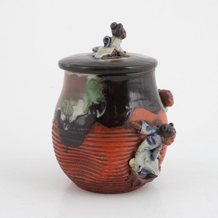 A Japanese sumida ware tobacco jar with cover, 20th century.