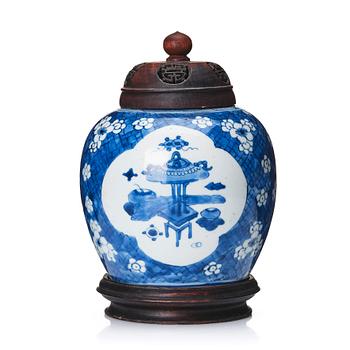 A blue and white jar, Qing dynasty, Kangxi (1662-1722).