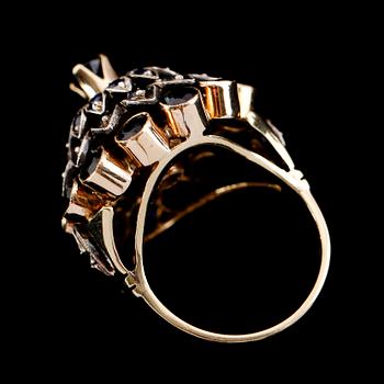RING, 18 k guld, s k cocktailring med safirer.