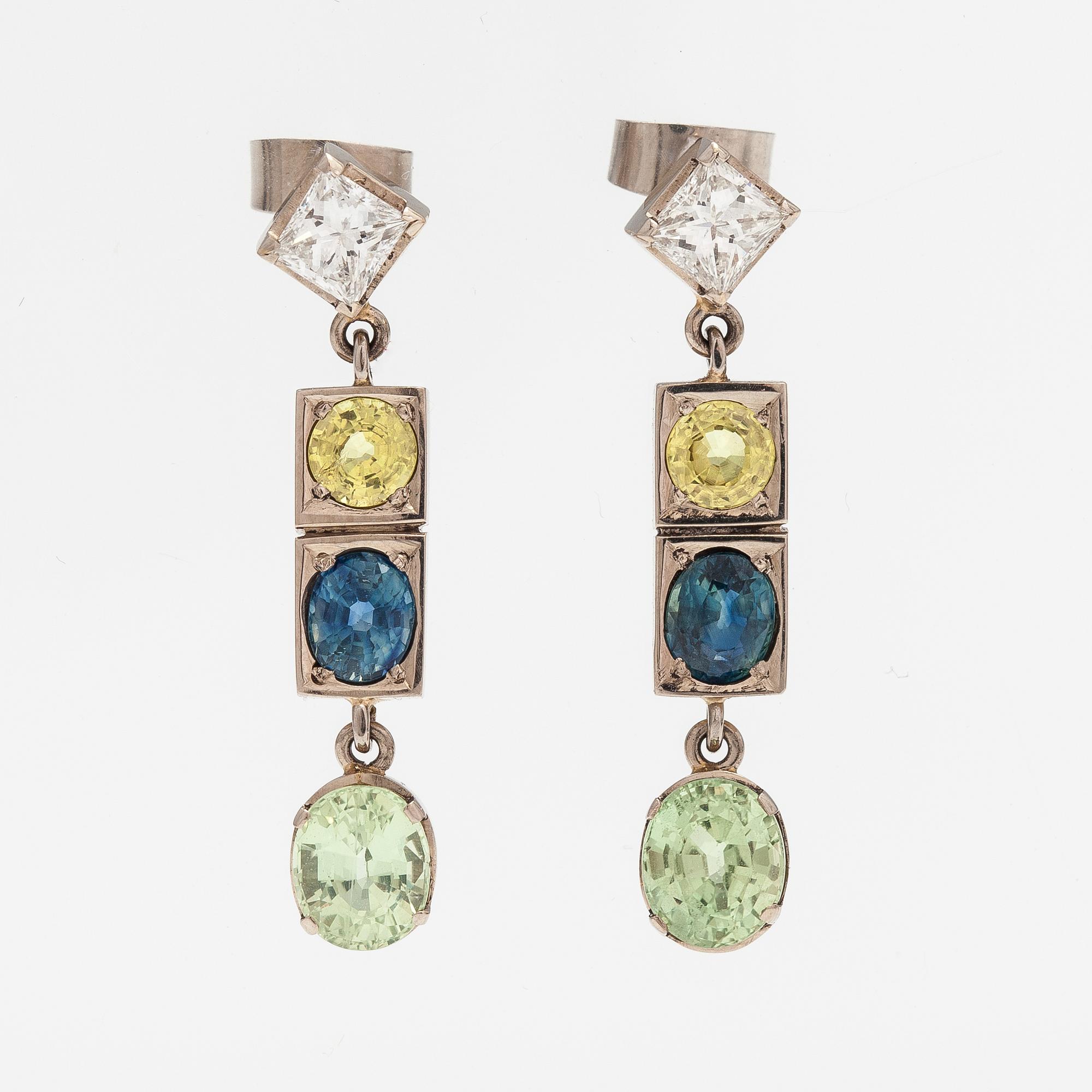 A pair of 14K white gold earrings with diamonds ca. 0.78 ct in total, sapphires and chrysoberylles.