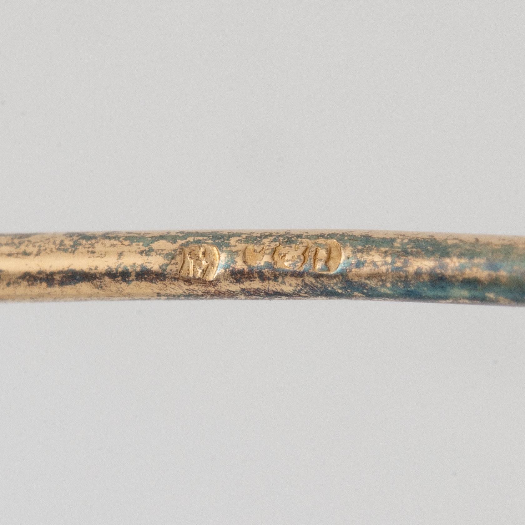 A brooch in silver and 14K gold with an amethyst flower.