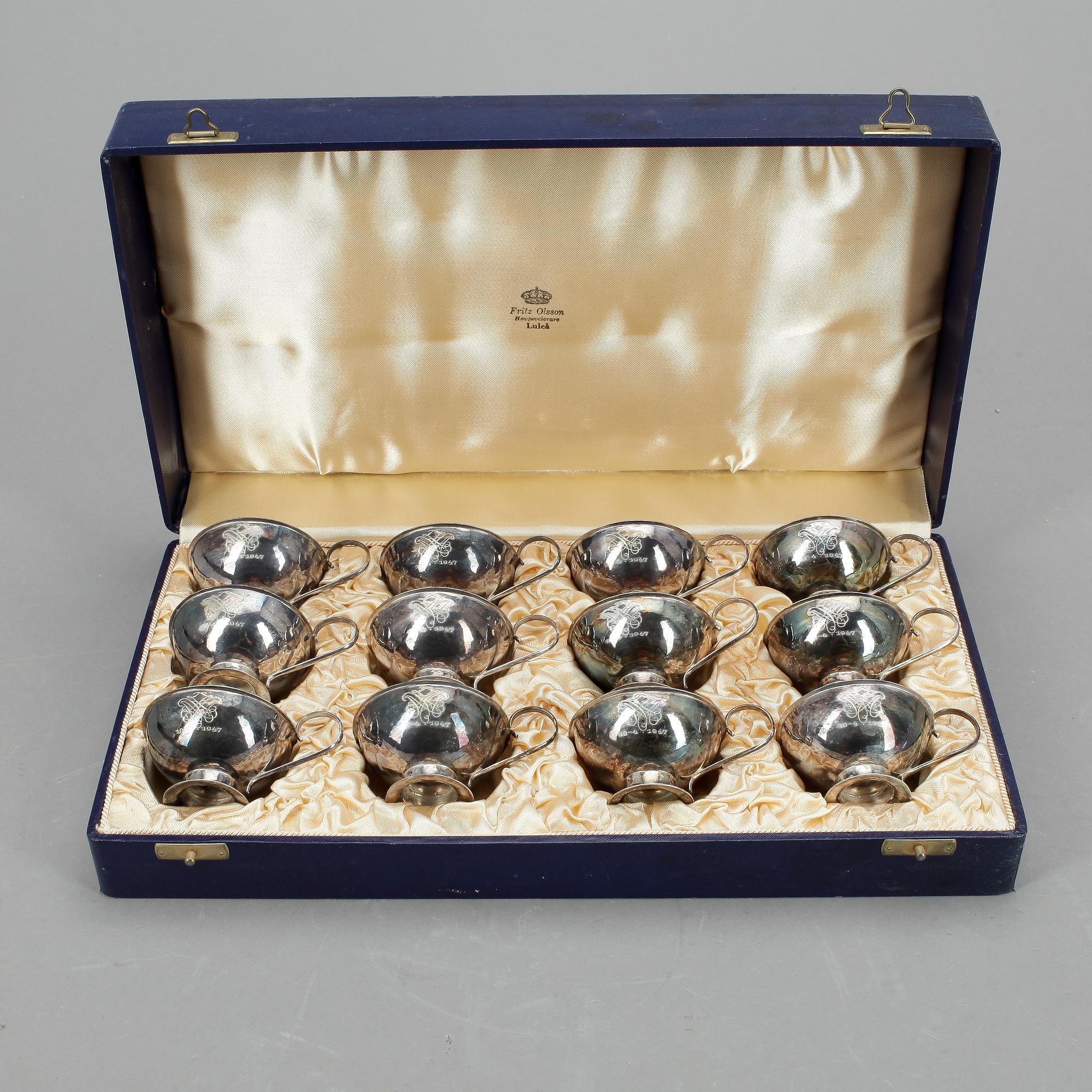 PUNSCHMUGGAR, 12st, silver, F. Olsson, Bolidensilver, 1945. Vikt ca 422g.