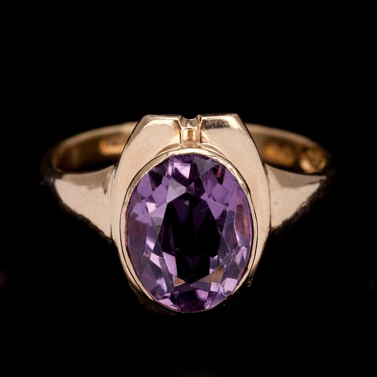 RING, guld 18K, fasettslipad lila sten. V.F.Tiihonen Villmanstrand 1952. Vikt 4,5 g.