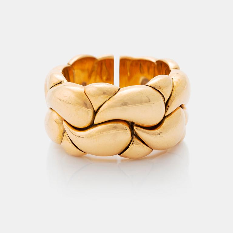 An 18K gold Chopard "Casmir" ring.