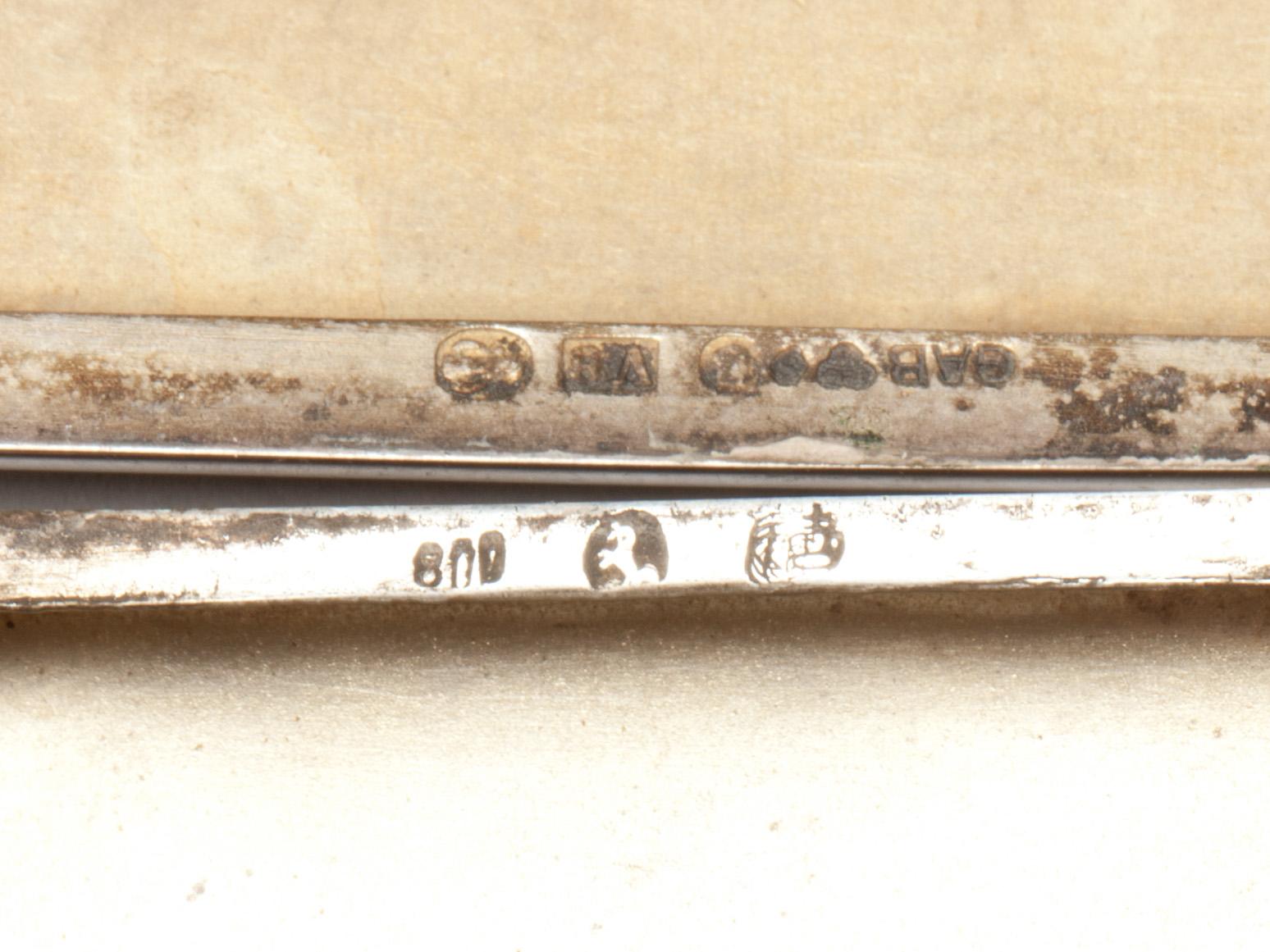 CIGARETTETUIER, silver, två st. 1900-talets mitt. Vikt ca 160 g.