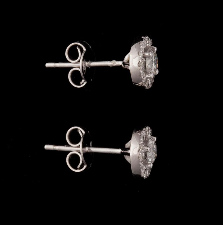 ÖRHÄNGEN, ett par, 14k vitguld med briljantslipade diamanter mittstenar tot ca0,40ct och små dia tot ca0,14ct. 2000-tal.