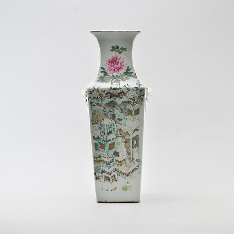 A squared famille rose vase, late Qing dynasty (1644-1912).