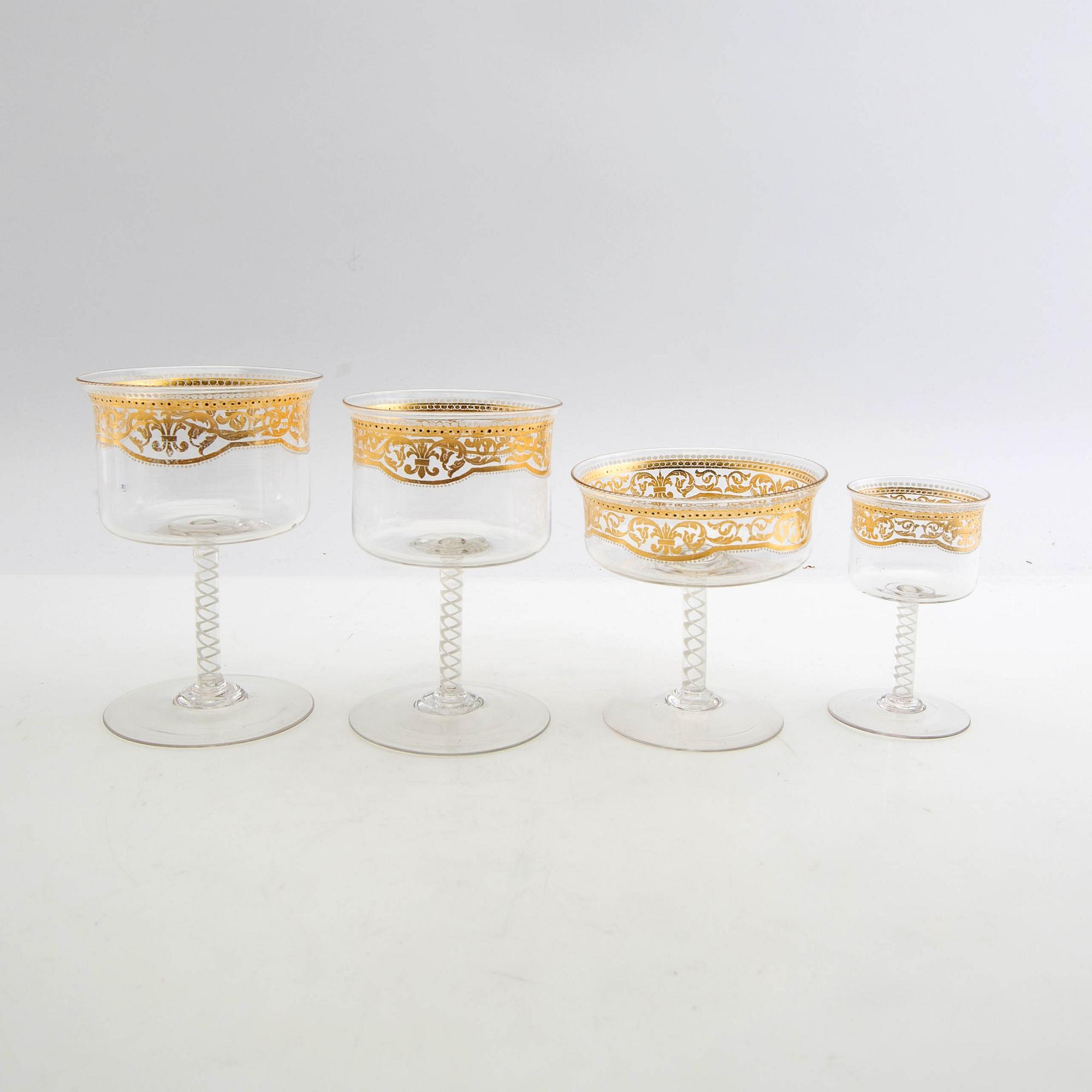 Glasservis ca 38 dlr sannolikt Murano, Venedig 1900-talets första hälft.