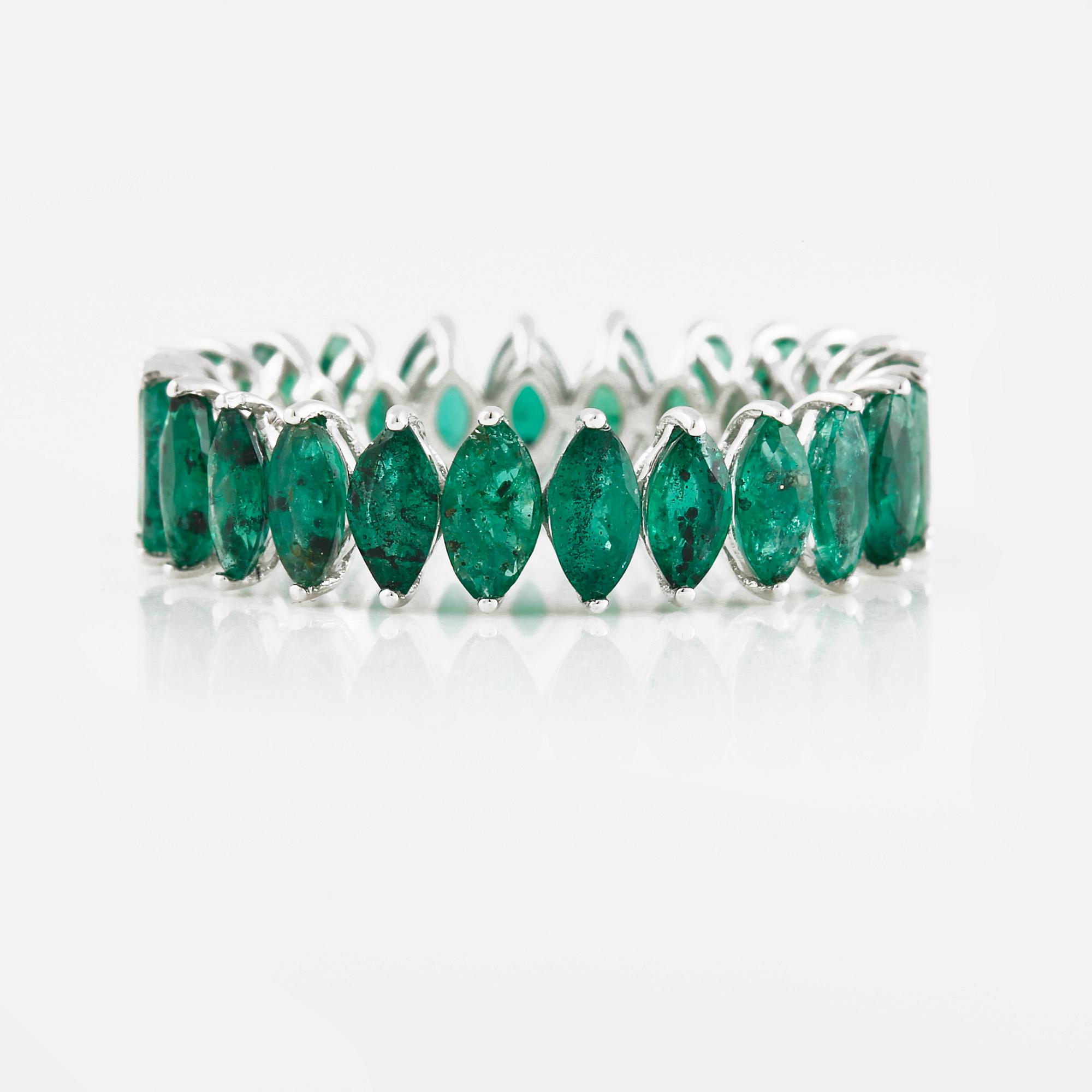 RING, 18K vitguld med navetteslipade smaragder ca 3.01 ct. Vikt 2,2 gram.